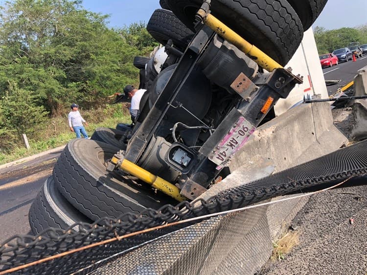 Aparatosa volcadura de tráiler en carretera Cardel-Veracruz