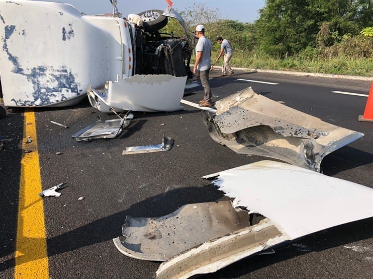 Aparatosa volcadura de tráiler en carretera Cardel-Veracruz