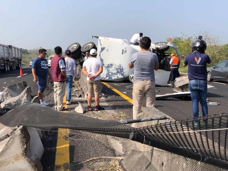 Aparatosa volcadura de tráiler en carretera Cardel-Veracruz