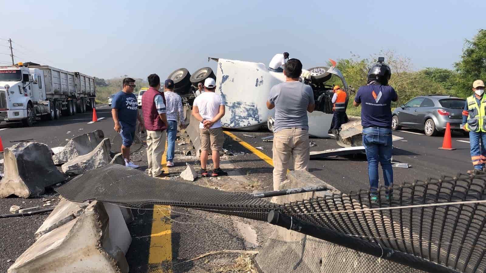 Aparatosa volcadura de tráiler en carretera Cardel-Veracruz