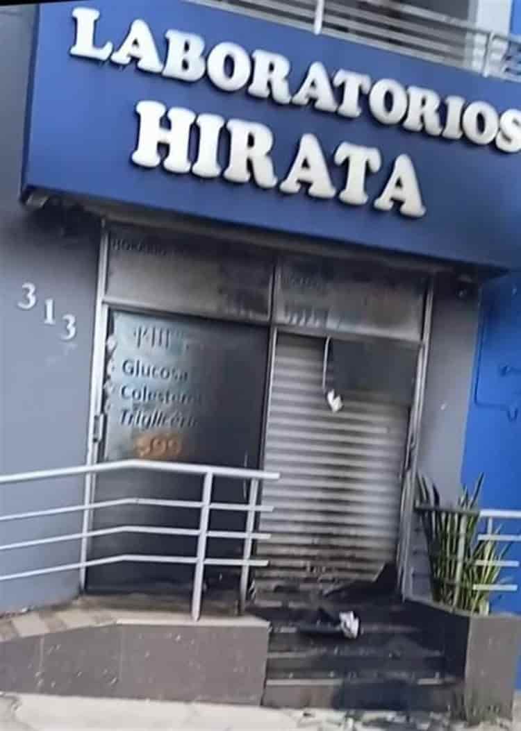 Arrojan bomba molotov contra laboratorio en Acayucan