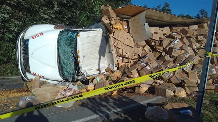 Choque entre tráiler y autobús de pasajeros deja 1 persona sin vida y 8 heridos en Atzalan