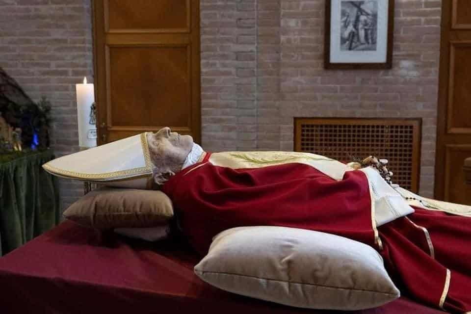 Vaticano difunde imágenes del cuerpo de Benedicto XVI