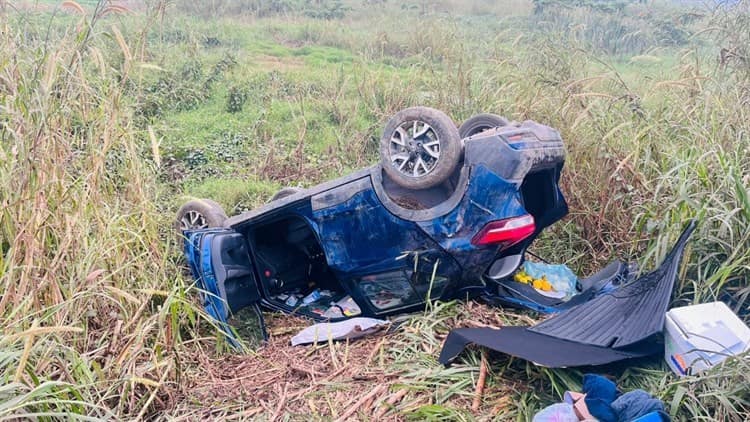 Familia originaria de León,  se volcó en la carretera de Las Matas del sur de Veracruz