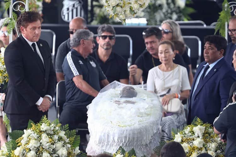 Inicia funeral de Pelé este lunes, en Vila Belmiro