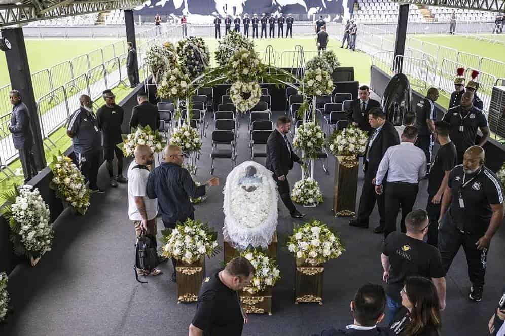 Inicia funeral de Pelé este lunes, en Vila Belmiro