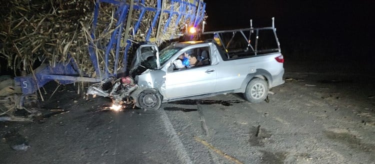 Choca camioneta contra carreta cañera en carretera de Cosamaloapan