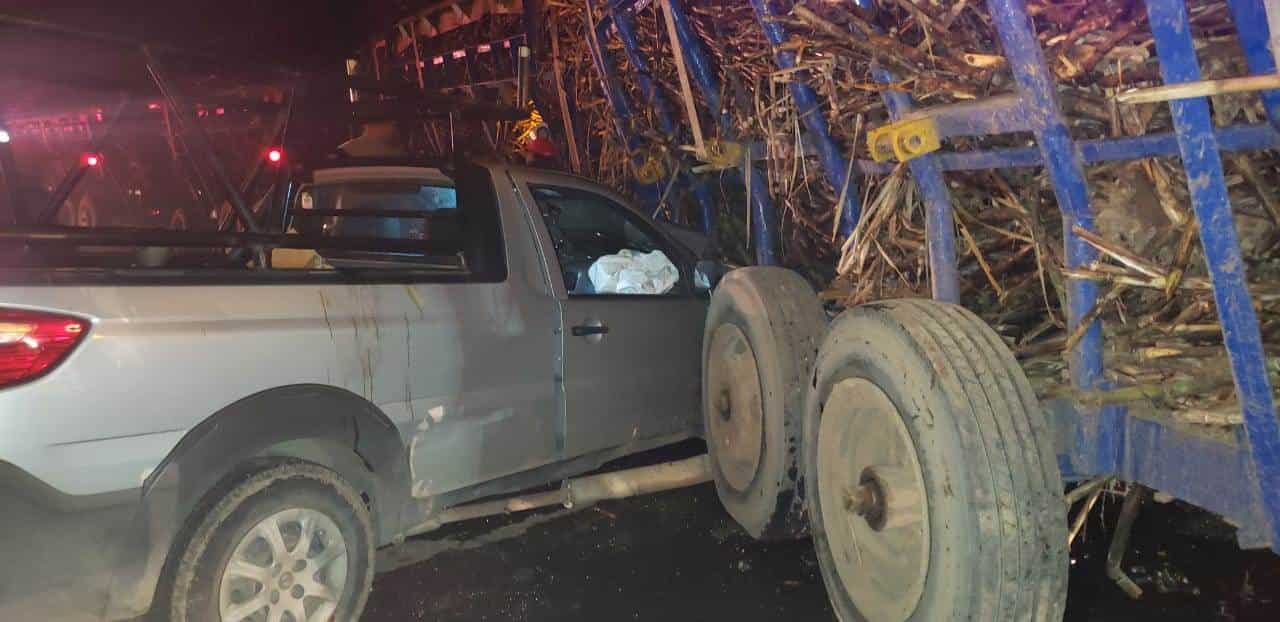 Choca camioneta contra carreta cañera en carretera de Cosamaloapan