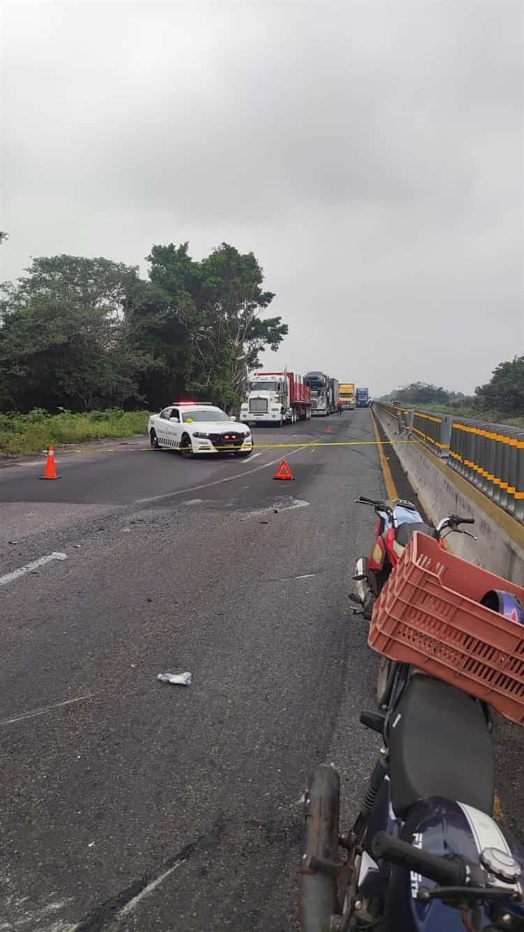 Vuelca camioneta sobre la autopista La Tinaja-Cosamaloapan; hay una persona sin vida y 4 heridos