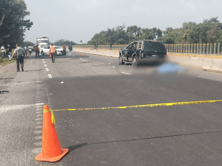 Vuelca camioneta sobre la autopista La Tinaja-Cosamaloapan; hay una persona sin vida y 4 heridos