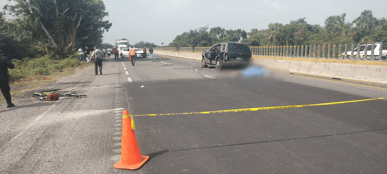 Vuelca camioneta sobre la autopista La Tinaja-Cosamaloapan; hay una persona sin vida y 4 heridos