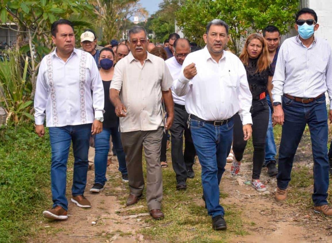 Arranca el año Amado Cruz, inaugurando iluminación en El Tesoro y conviviendo con colonos