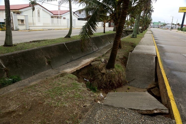 Hundimientos en avenida Las Palmas de Coatzacoalcos