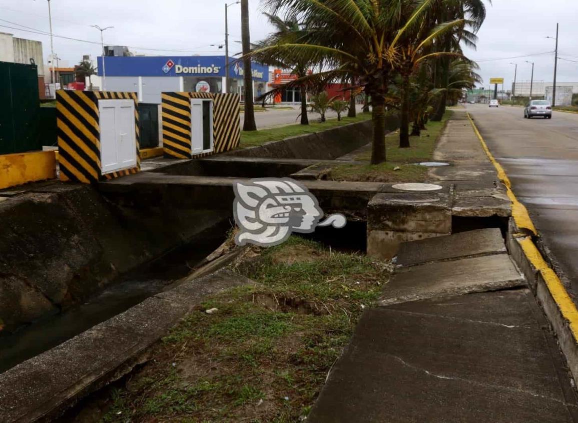 Hundimientos en avenida Las Palmas de Coatzacoalcos