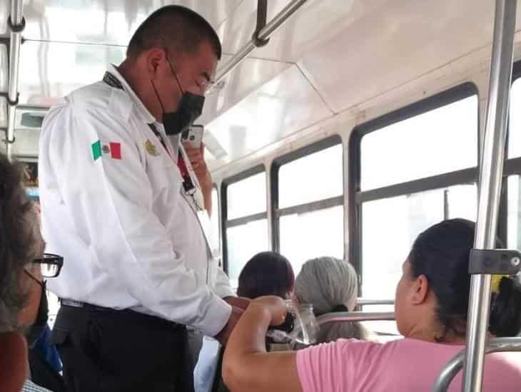 Personal de Tránsito entrega cubrebocas en transporte público