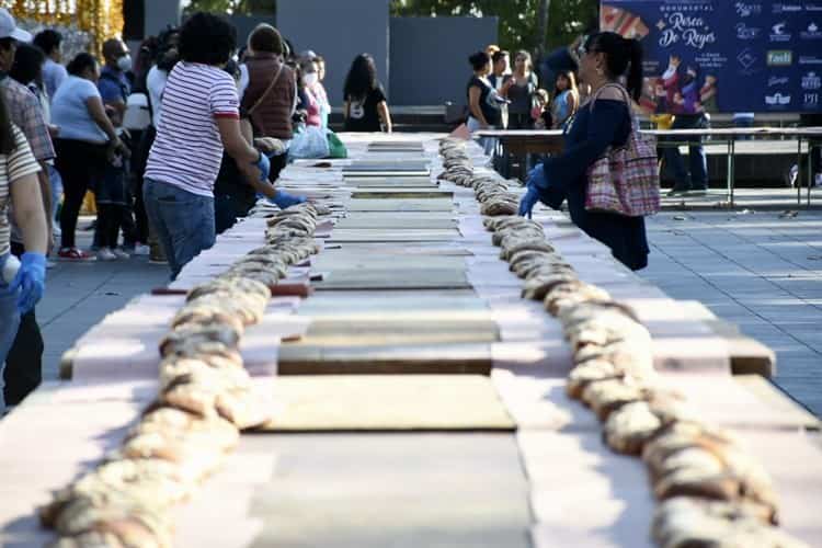 ¡Lo logran! En Xalapa, rompen récord al crear una rosca de reyes de 600 metros en el parque Juárez