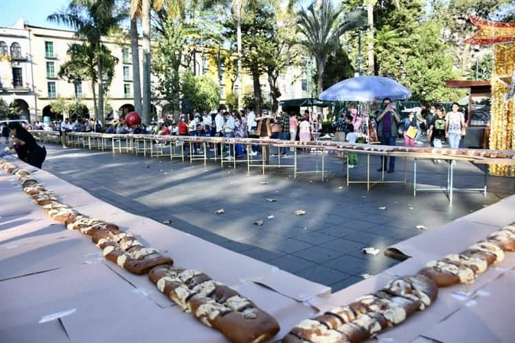 ¡Lo logran! En Xalapa, rompen récord al crear una rosca de reyes de 600 metros en el parque Juárez