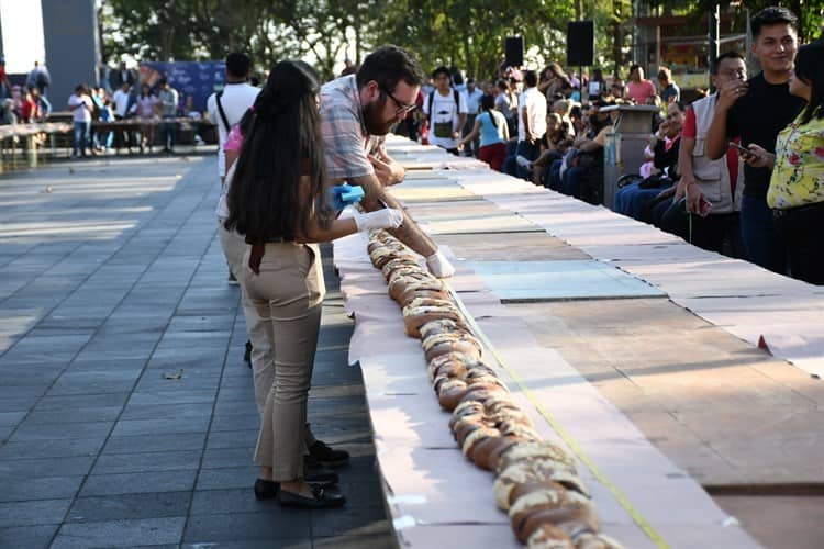 ¡Lo logran! En Xalapa, rompen récord al crear una rosca de reyes de 600 metros en el parque Juárez