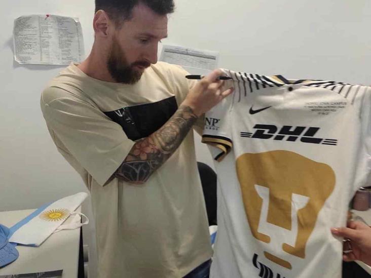 Messi posa con playera de los Pumas UNAM y despierta ilusiones de aficionados