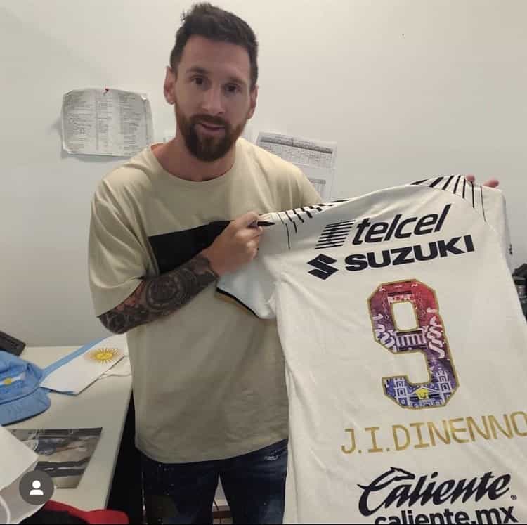 Messi posa con playera de los Pumas UNAM y despierta ilusiones de aficionados