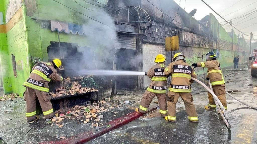 Más de 300 locales afectados en incendio de mercado en Morelos