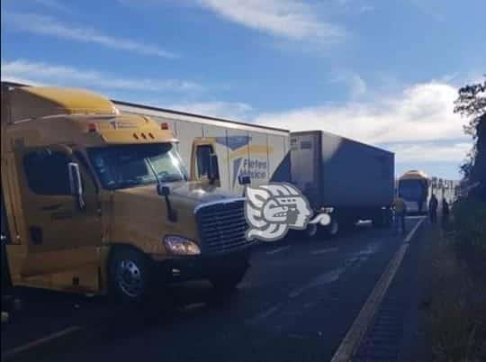 Otra vez la rapiña; vacían tráiler con electrodomésticos en Cumbres de Maltrata