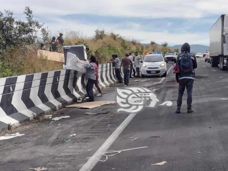 Otra vez la rapiña; vacían tráiler con electrodomésticos en Cumbres de Maltrata