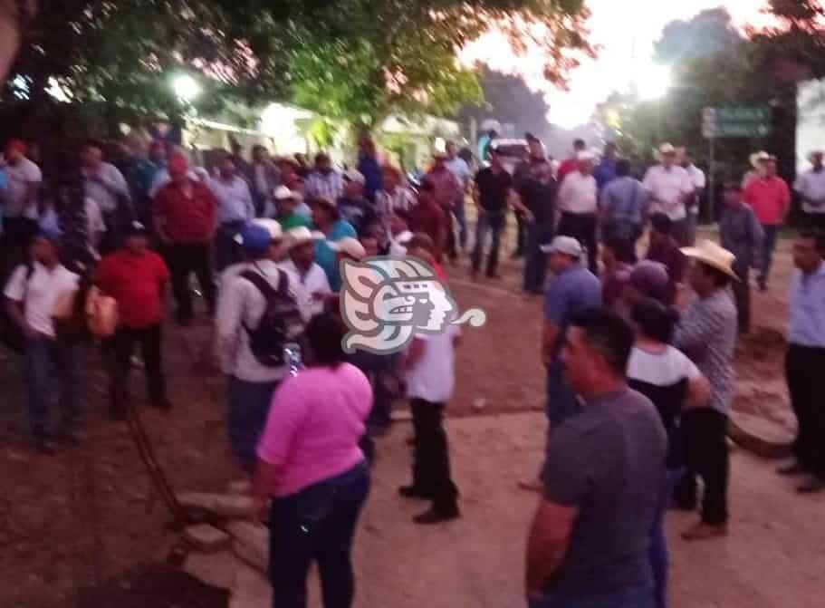 Mantienen tomada panga en zona rural de Mina; acusan corrupción
