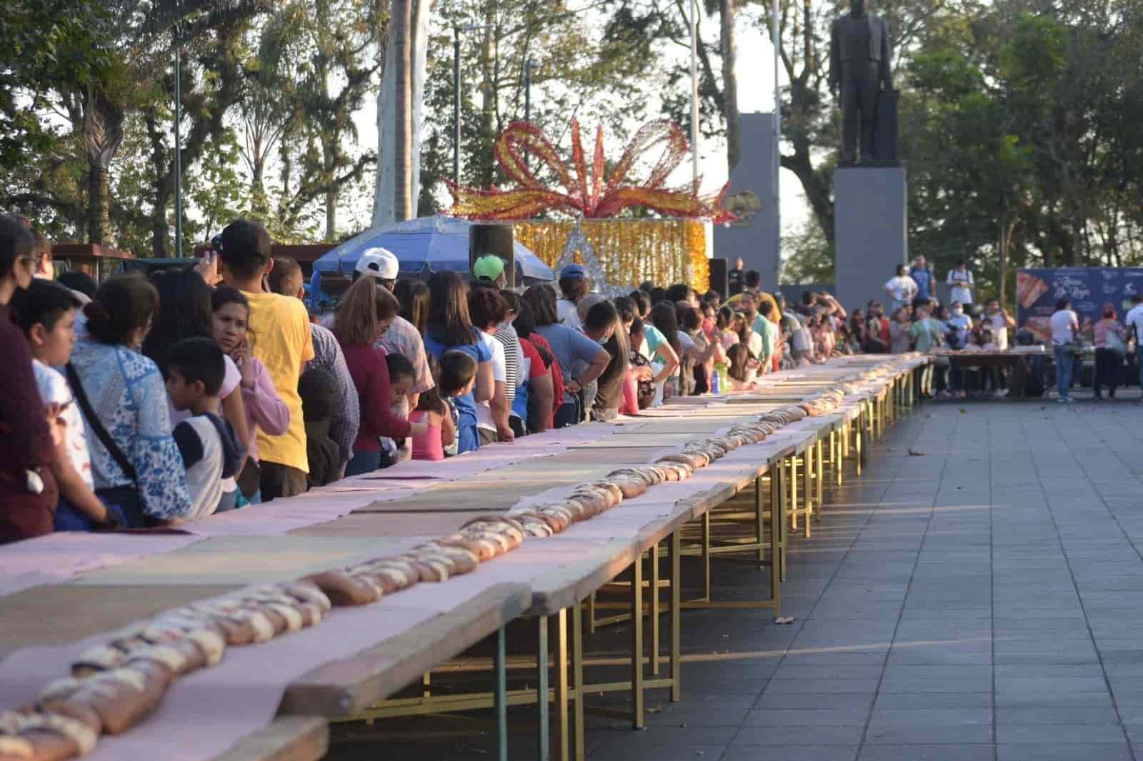 ¡Lo logran! En Xalapa, rompen récord al crear una rosca de reyes de 600 metros en el parque Juárez