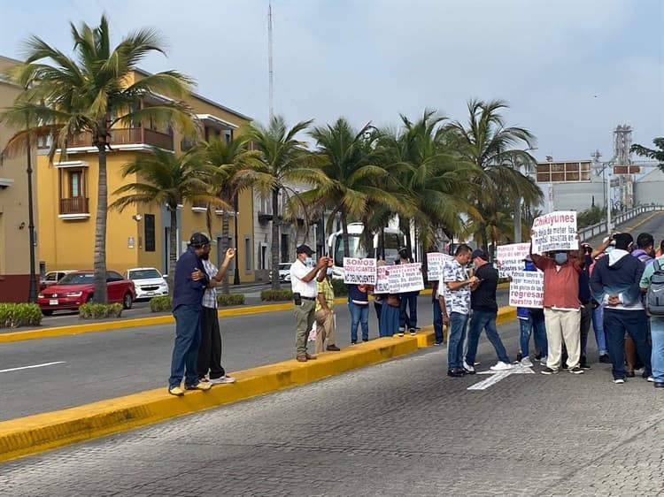 Ambulantes del malecón bloquean puente Morelos en Veracruz (+Video)