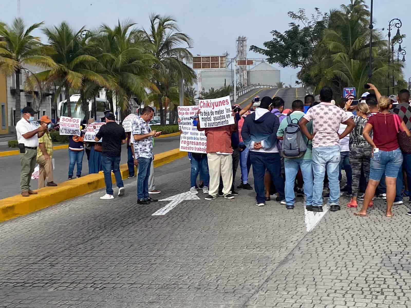 Ambulantes del malecón bloquean puente Morelos en Veracruz (+Video)