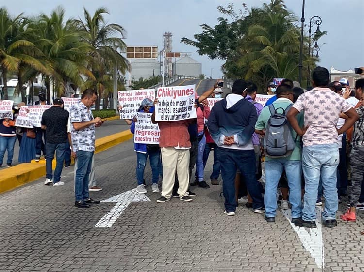 Ambulantes del malecón bloquean puente Morelos en Veracruz (+Video)