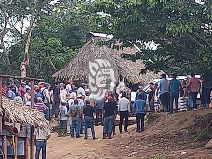 Bloquean camino al área rural de Minatitlán