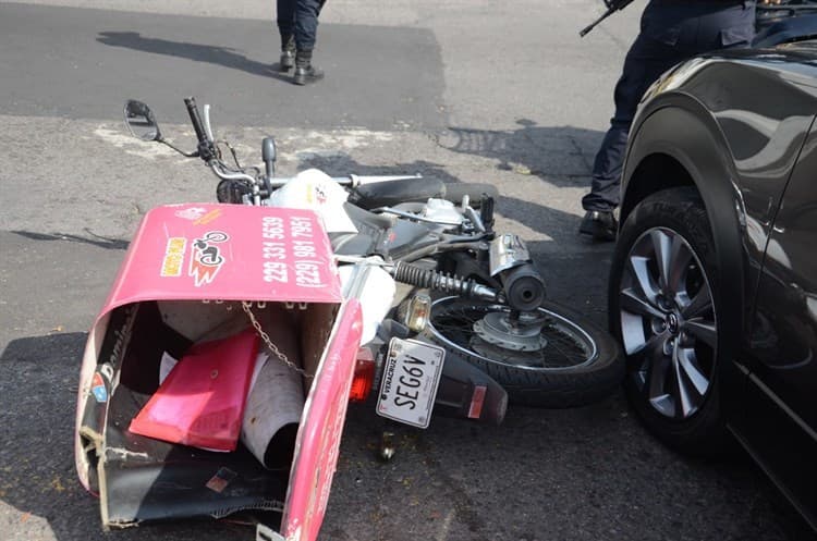 Camioneta impacta a motociclista en fraccionamiento Reforma; resulta con fractura de pierna