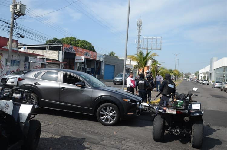 Camioneta impacta a motociclista en fraccionamiento Reforma; resulta con fractura de pierna