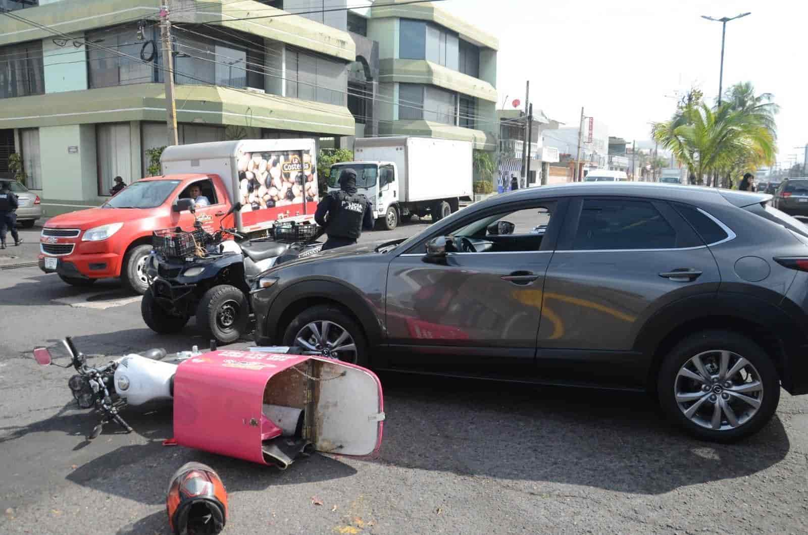 Camioneta impacta a motociclista en fraccionamiento Reforma; resulta con fractura de pierna