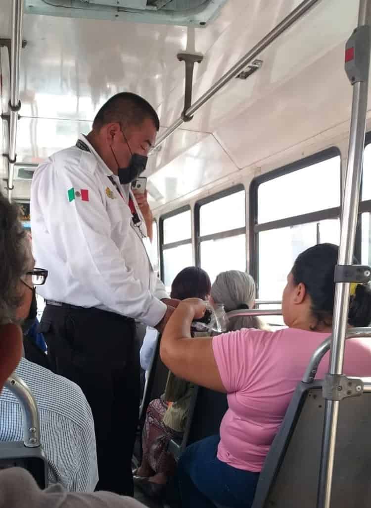 Personal de Tránsito entrega cubrebocas en transporte público