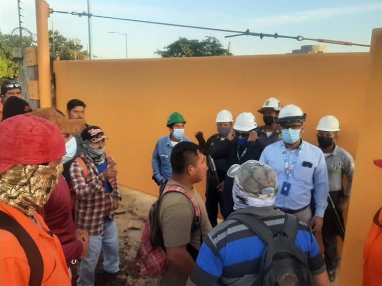 Protestan trabajadores por falta de pago en zona industrial de Coatzacoalcos(+Video)