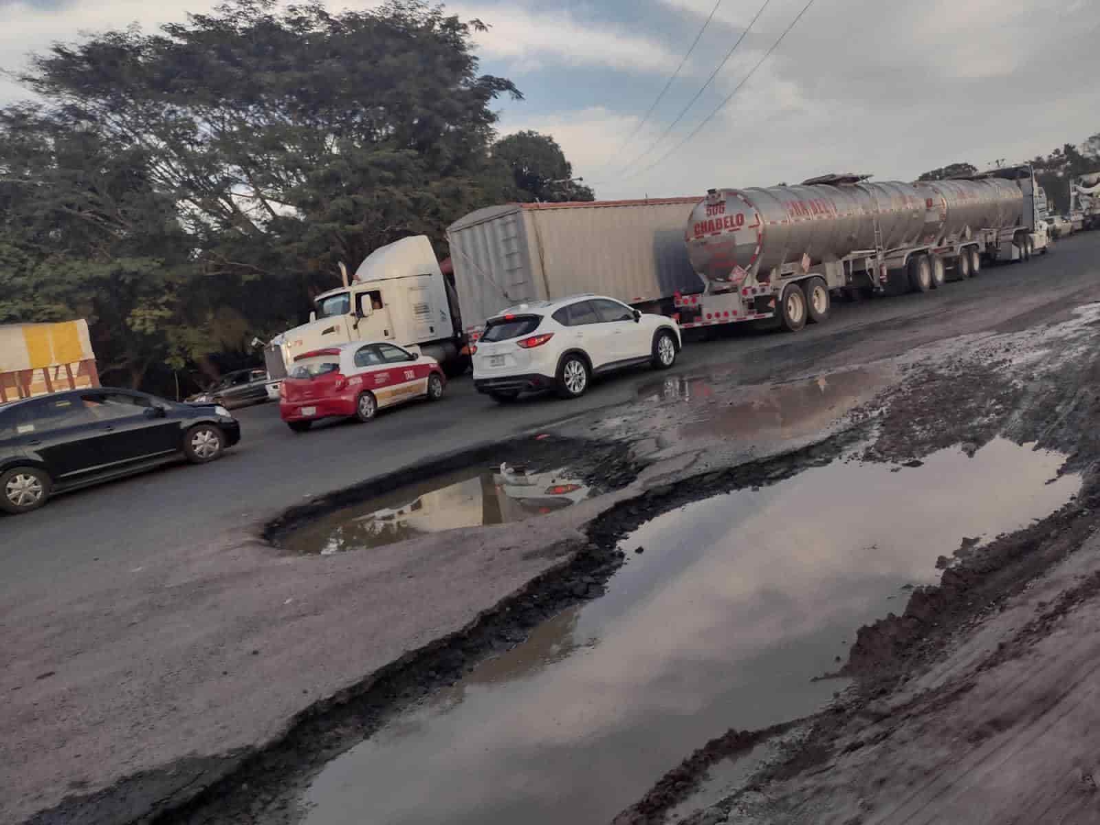 Reportan enormes baches en libramiento Paso del Toro-Santa Fe