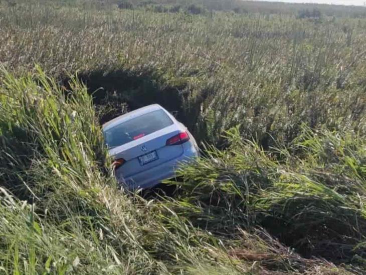 Vehículo se sale de la carretera y termina en el pantano de Las Matas