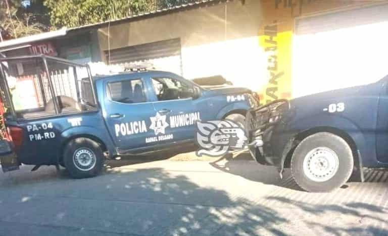 Patrulla de la Policía de Rafael Delgado choca contra local comercial