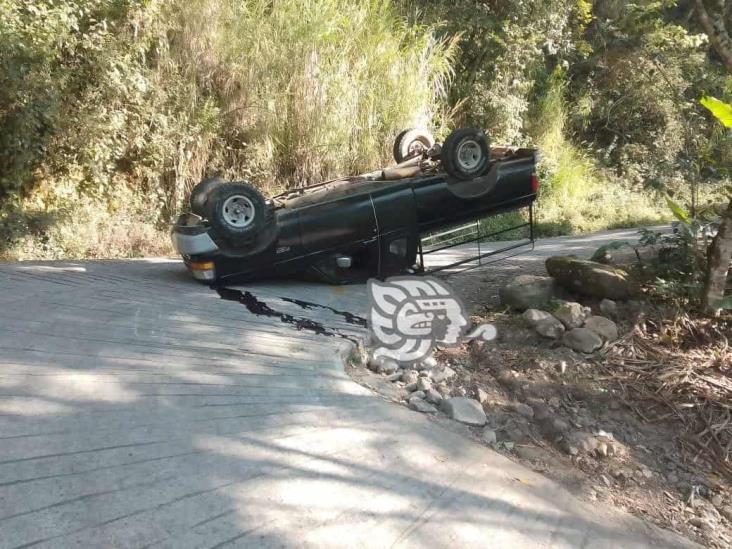 Vuelca camioneta en antiguo camino a Tomatlán, no hubo lesionados