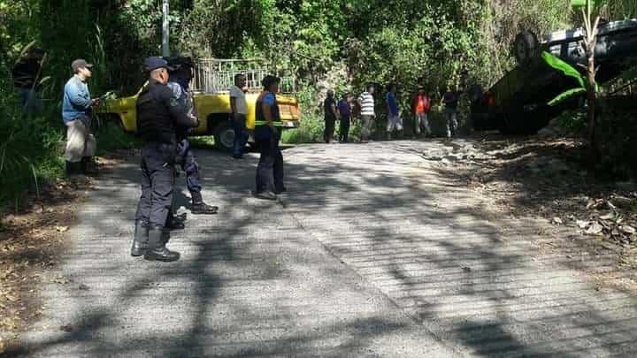 Vuelca camioneta en antiguo camino a Tomatlán, no hubo lesionados