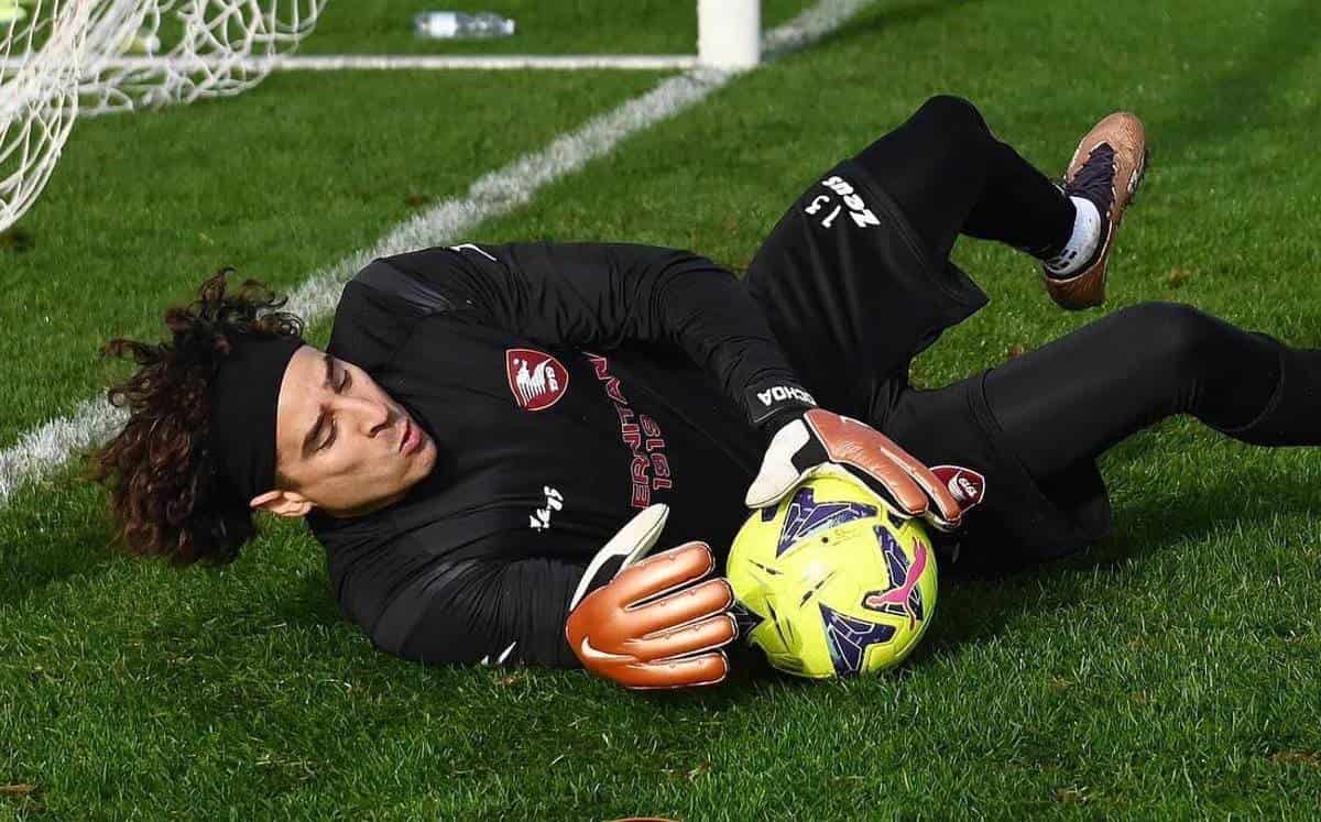 Pierde Guillermo Ochoa en su debut en Italia