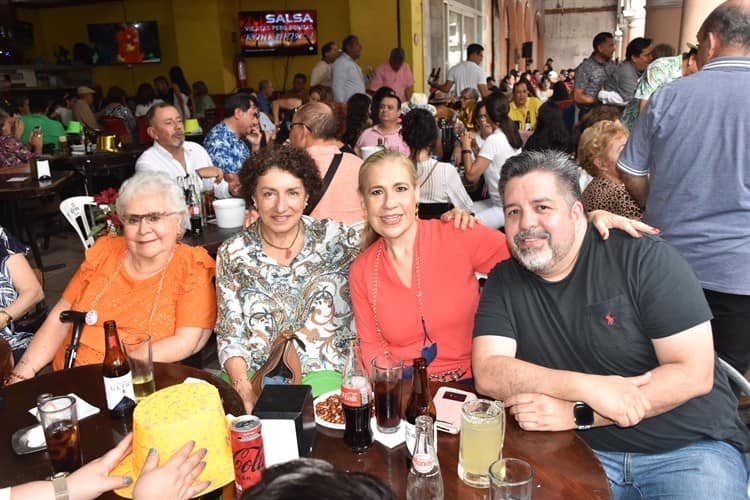 Veracruzanos se reúne en Los Portales para despedir el año