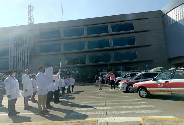 Con bloqueo, protestan trabajadores del ISSSTE en Veracruz (+Video)