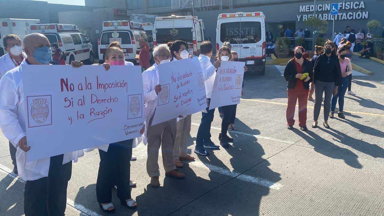Con bloqueo, protestan trabajadores del ISSSTE en Veracruz (+Video)