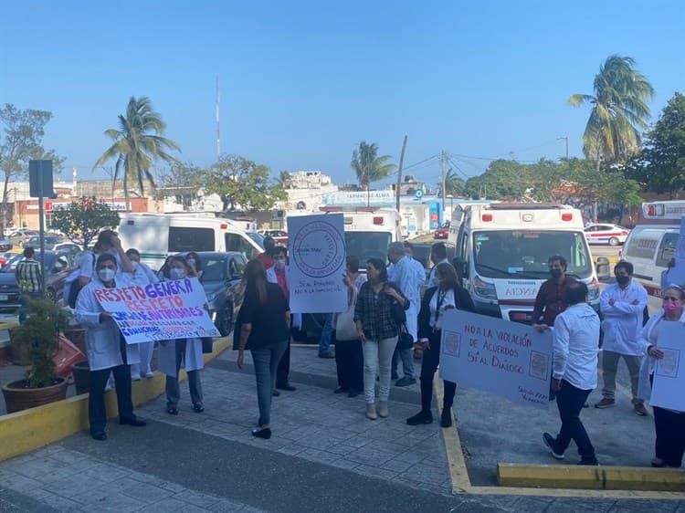 Con bloqueo, protestan trabajadores del ISSSTE en Veracruz (+Video)