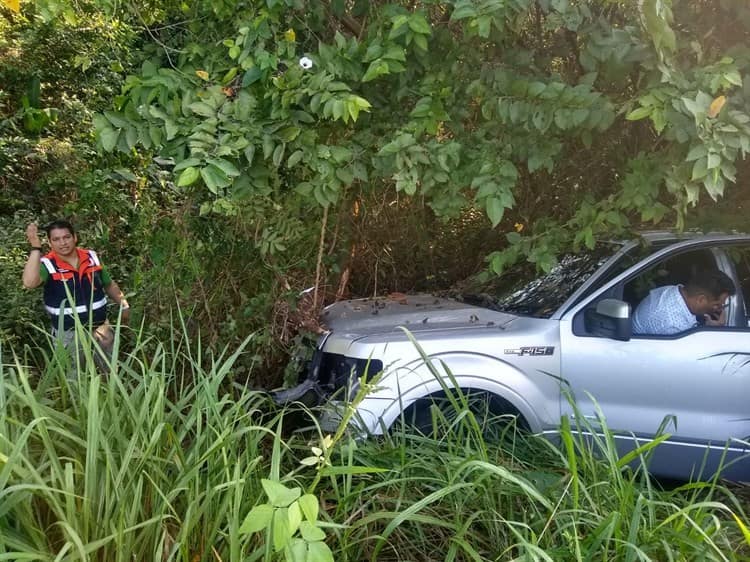 Grúa provoca que camioneta salga del camino en el libramiento Paso del Toro-Santa Fe