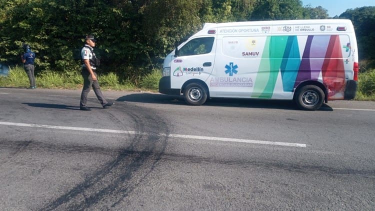 Grúa provoca que camioneta salga del camino en el libramiento Paso del Toro-Santa Fe